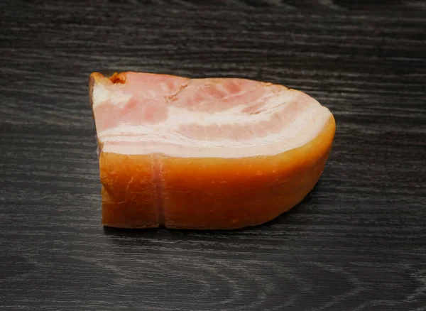 Nötkött Eller Fläskkarbonat Med Bacon Varmrökt Kött Isolerat Svart Träskiva — Stockfoto