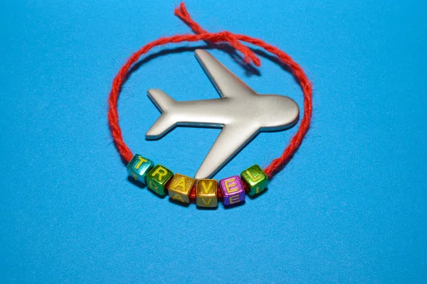 Model Samolotu Słowo Lato Wykonane Kolorowych Liter Czerwonej Nici Niebieskie — Zdjęcie stockowe