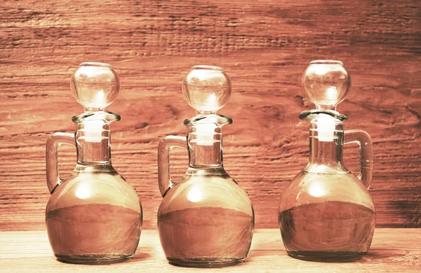 Tres Botellas Con Girasoles Aceite Oliva Aislado Sobre Fondo Tabla — Foto de Stock