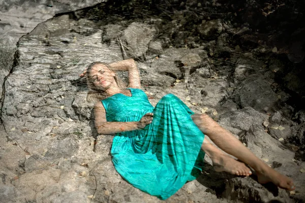 Kız Suyun Altında Boğuldu Mavi Elbiseli Sarışın Kadın Uyuyan Büyüleyici — Stok fotoğraf