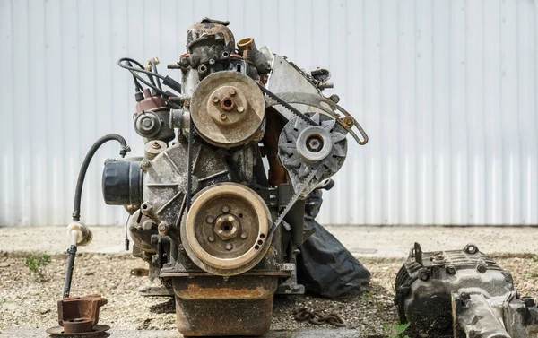 Motor Coche Sucio Sobre Fondo Blanco Pared Concepto Motor Vehículo — Foto de Stock