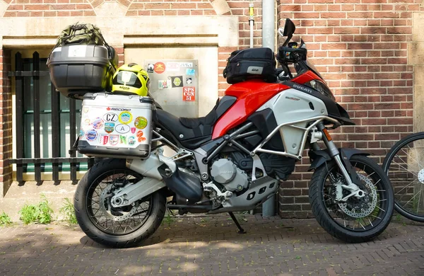 Haag Niderlandy Lipiec 2019 Motocykl Krążowniczy Ducati Wieloma Przypadkami Parkowania — Zdjęcie stockowe