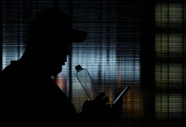 Şeffaf Camlara Karşı Plastik Şişeden Içen Bir Adamın Silüeti Erkek — Stok fotoğraf
