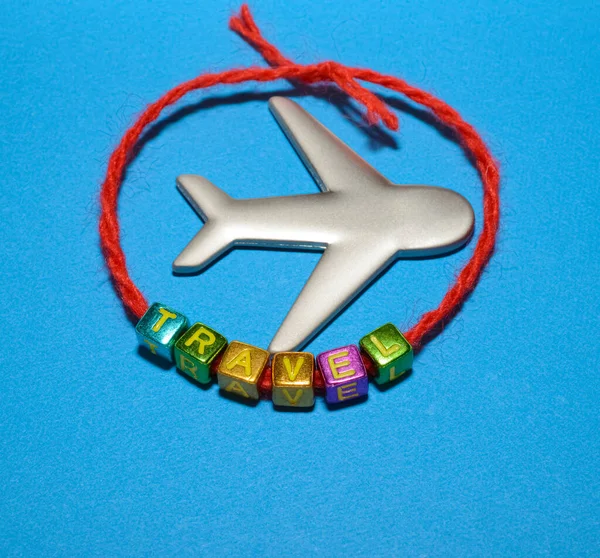 Model Letadla Slovo Summer Barevných Písmen Červené Niti Pozadí Modrého — Stock fotografie