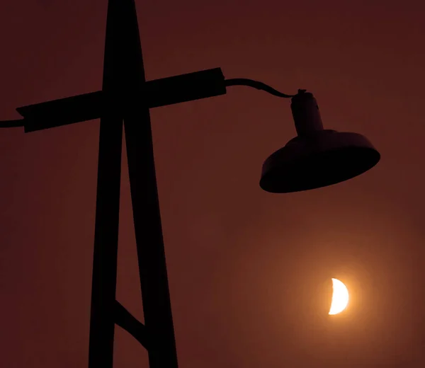 Lampe Extérieure Éclairée Contre Lune Pendant Coucher Soleil Russie Région — Photo