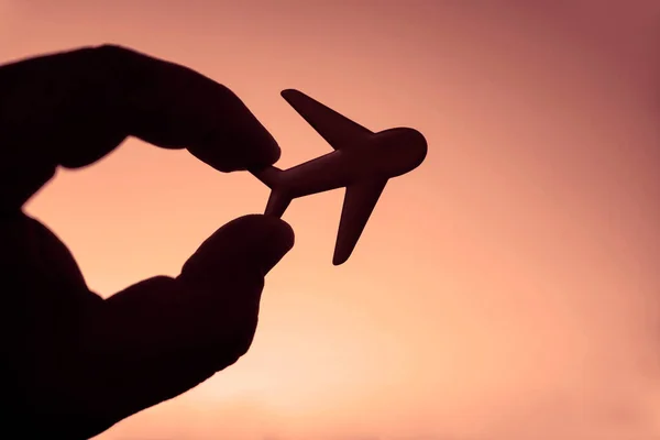 Mano Maschile Che Tiene Aeroplano Sullo Sfondo Del Cielo Tramonto — Foto Stock