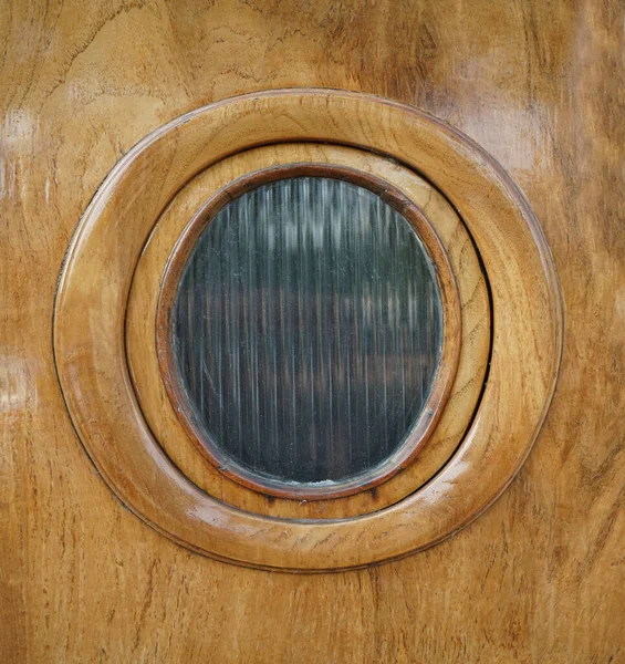 Фрагмент Деревянной Лакированной Поверхности Двери Круглым Стеклянным Отверстием Коричневая Дверь — стоковое фото