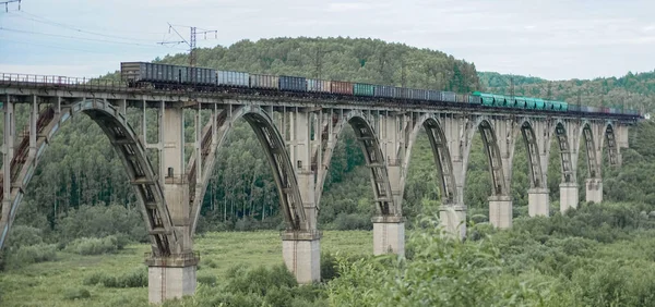 Vlak Viaduktu Moderní Vlak Jezdí Přes Starý Archivní Obloukový Most — Stock fotografie