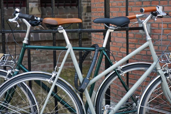 Dos Bicicletas Clásicas Pie Sobre Cerradura Valla Metal Negro Calle — Foto de Stock