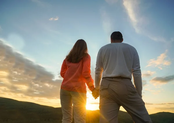 Pareja Cogida Mano Verano Enamorado Feliz Pareja Joven Romántica Disfrutando —  Fotos de Stock