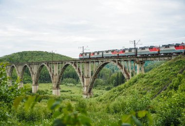 Viyadük 'te tren. Modern tren eski, eski kemer köprüsünden geçiyor. Eski viyadük demiryolu