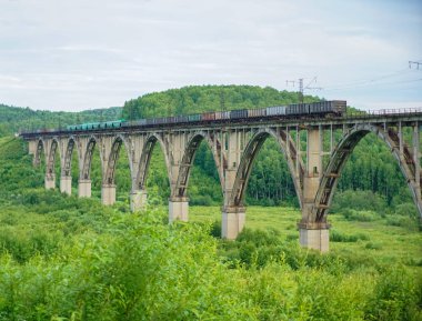  Viyadük 'te tren. Modern tren eski, eski kemer köprüsünden geçiyor. Eski viyadük demiryolu