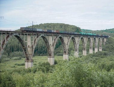  Viyadük 'te tren. Modern tren eski, eski kemer köprüsünden geçiyor. Eski viyadük demiryolu