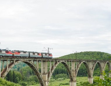 Viyadük 'te tren. Modern tren eski, eski kemer köprüsünden geçiyor. Eski viyadük demiryolu
