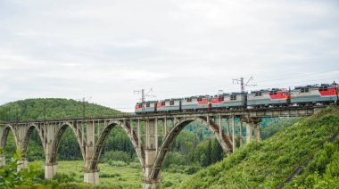 Viyadük 'te tren. Modern tren eski, eski kemer köprüsünden geçiyor. Eski viyadük demiryolu
