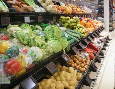 Gıda pazarındaki sepetlerde bir sürü taze meyve ve sebze var.