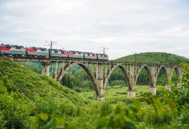 Viyadük 'te tren. Modern tren eski, eski kemer köprüsünden geçiyor. Eski viyadük demiryolu