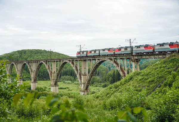 Treno Sul Viadotto Treno Moderno Passa Sopra Vecchio Ponte Arco — Foto Stock