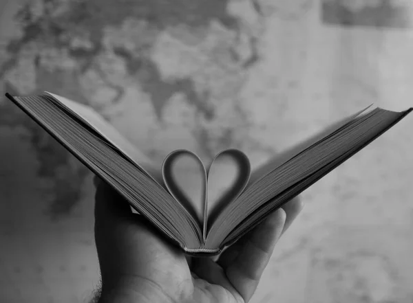 Páginas Livro Curvado Forma Coração Mapa Globo Segundo Plano Manual — Fotografia de Stock
