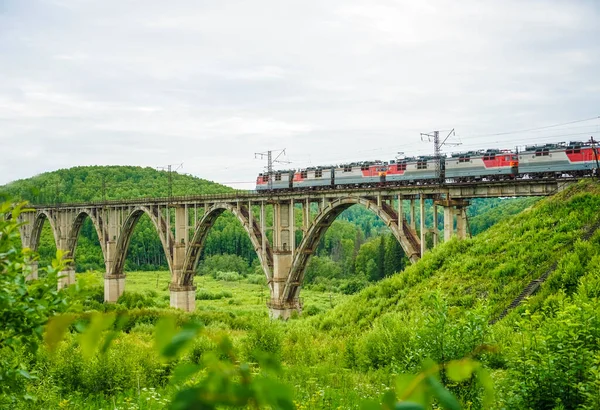 Treno Sul Viadotto Treno Moderno Passa Sopra Vecchio Ponte Arco — Foto Stock