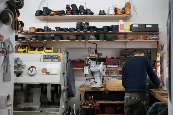 Чоловік Працівник Робить Взуття Виробничій Лінії Взуттєвої Промисловості Чоловічий Взуття — стокове фото