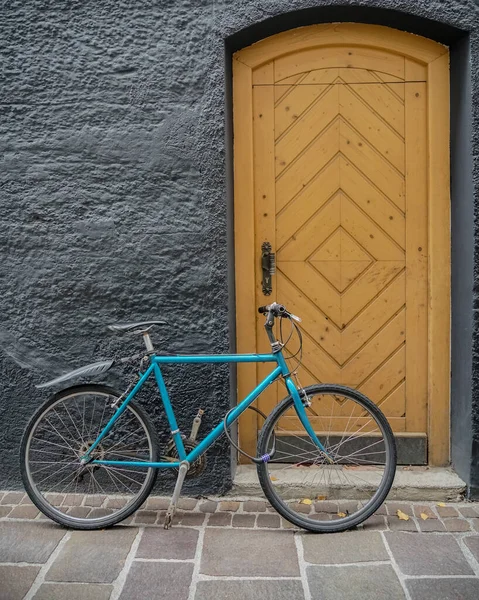 Schöner Blauer Fahrradständer Modernen Stil Der Nähe Einer Braunen Oder — Stockfoto