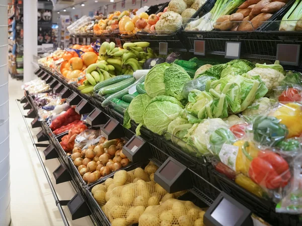 Muitas Frutas Legumes Frescos Diferentes Cestas Mercado Alimentos — Fotografia de Stock