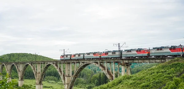 Vonat Viadukton Modern Vonat Átmegy Öreg Régi Íves Hídon Régi — Stock Fotó