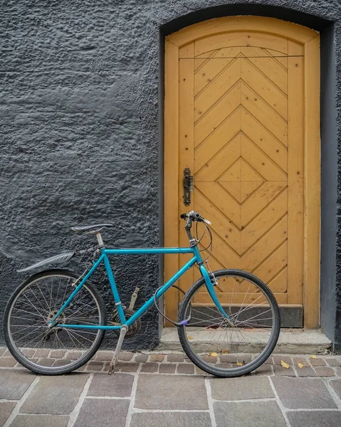 Estilo Moderno Bonito Bicicleta Azul Ficar Perto Porta Madeira Marrom — Fotografia de Stock