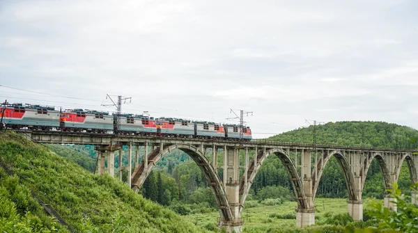 Treno Sul Viadotto Treno Moderno Passa Sopra Vecchio Ponte Arco — Foto Stock