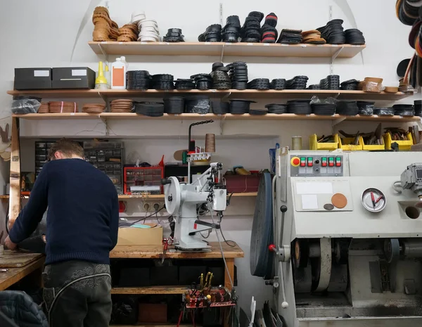 Ayakkabı Endüstrisinin Üretim Hattında Ayakkabı Üreten Erkek Işçi Erkek Ayakkabıcı — Stok fotoğraf