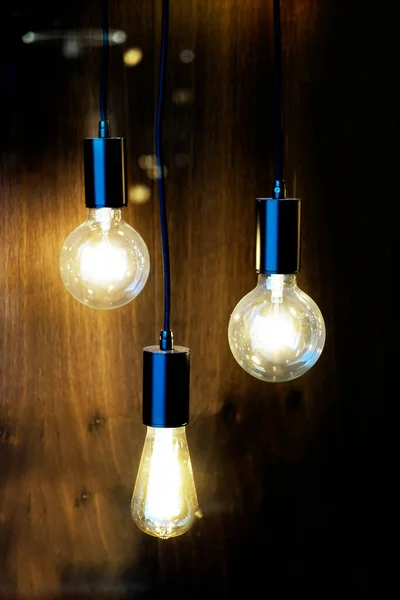 Tři Vintage Žárovky Edison Typ Visí Dřevěné Zdi Pozadí — Stock fotografie