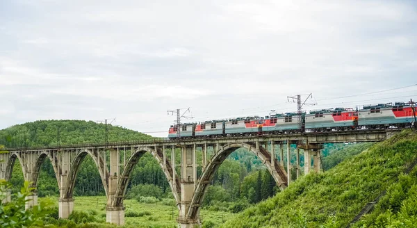 Treno Sul Viadotto Treno Moderno Passa Sopra Vecchio Ponte Arco — Foto Stock