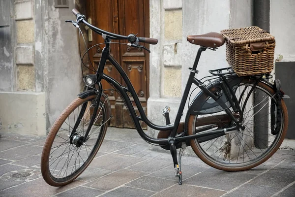 Hermoso Vintage Soporte Bicicleta Negro Estilo Retro Cerca Puerta Madera — Foto de Stock