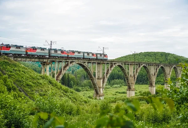 Tåg Viaduct Modernt Tåg Går Över Den Åldrade Vintage Båge — Stockfoto