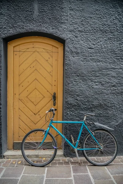 Estilo Moderno Bonito Bicicleta Azul Ficar Perto Porta Madeira Marrom — Fotografia de Stock