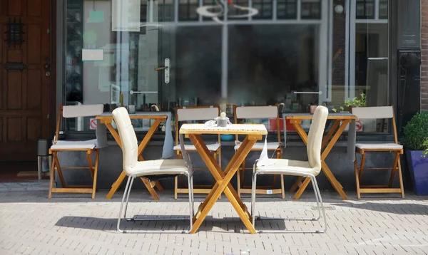 夏のオープンエアのカフェのモダンなインテリア 木のテーブルと椅子を屋外でラウンジレストラン 夏の季節 人はいない — ストック写真