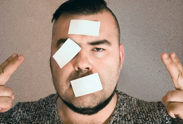 Een Man Met Een Grijze Trui Met Een Witte Sticker — Stockfoto