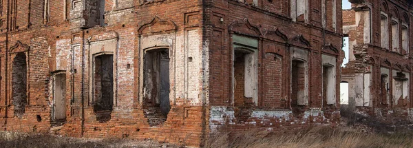 Edifício Abandonado Com Janelas Quebradas Sem Telhado Velha Casa Tijolos — Fotografia de Stock