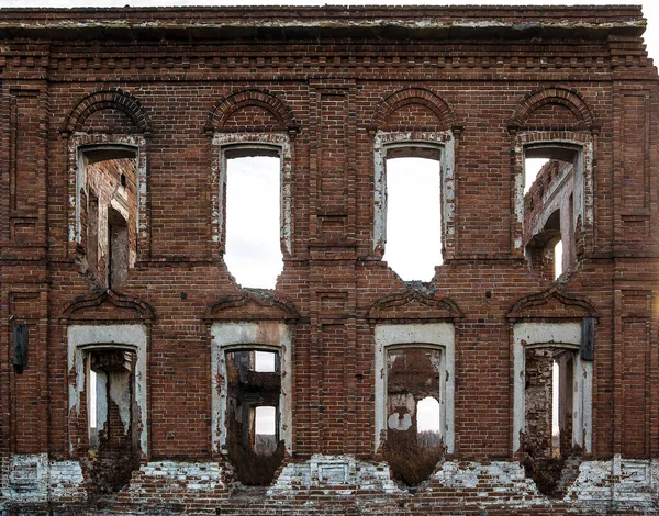 Τείχος Εγκαταλελειμμένου Κτιρίου Σπασμένα Παράθυρα Παλιό Σπίτι Κόκκινα Τούβλα Παλιό — Φωτογραφία Αρχείου