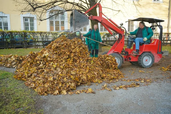 Innsbruck Austria December 2019 Professional Men Green Uniform Raking Leaves — Stock Photo, Image