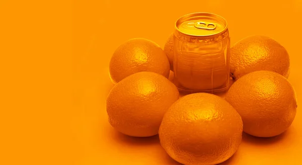 Orange Softdrink Dose Viele Orangefarbene Früchte Volle Plastikdose — Stockfoto