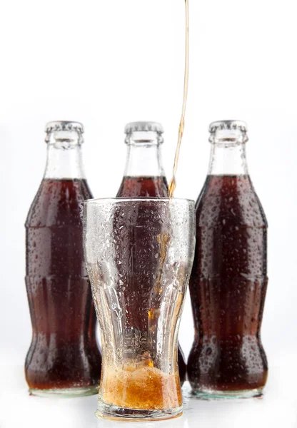 Verter Cola Garrafa Plástico Vidro Transparente Com Espuma Três Frascos — Fotografia de Stock