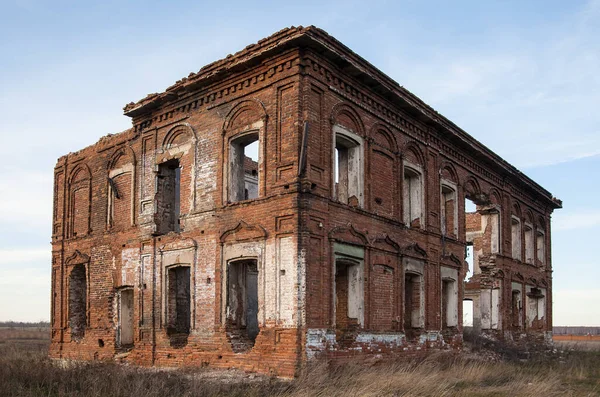 Εγκαταλελειμμένο Κτίριο Σπασμένα Παράθυρα Και Χωρίς Στέγη Παλιό Σπίτι Κόκκινα — Φωτογραφία Αρχείου