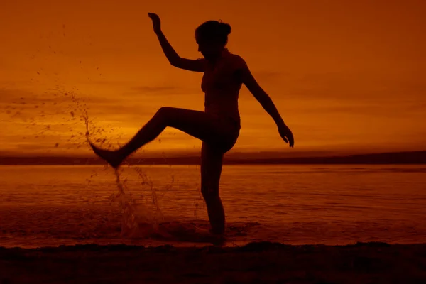 Silueta Mujer Joven Saltando Agua Una Playa — Foto de Stock