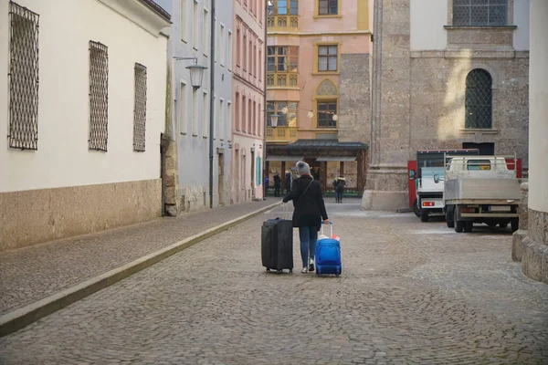 Una Mujer Caminando Con Dos Sus Carritos Calle Del Centro —  Fotos de Stock