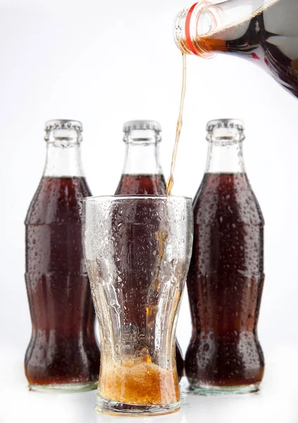 Verter Cola Garrafa Plástico Vidro Transparente Com Espuma Três Frascos — Fotografia de Stock