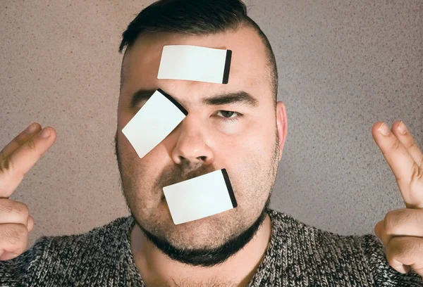 Een Man Met Een Grijze Trui Met Een Witte Sticker — Stockfoto