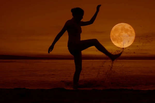 Una Mujer Playa Silueta Chica Luna Grande Salpicadura Agua — Foto de Stock