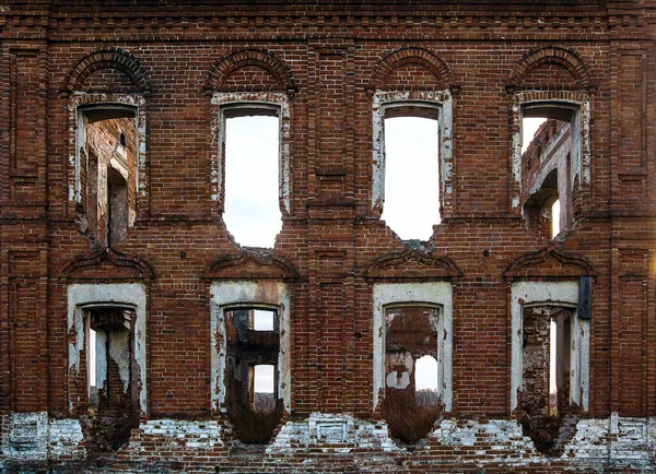 Τείχος Εγκαταλελειμμένου Κτιρίου Σπασμένα Παράθυρα Παλιό Σπίτι Κόκκινα Τούβλα Παλιό — Φωτογραφία Αρχείου